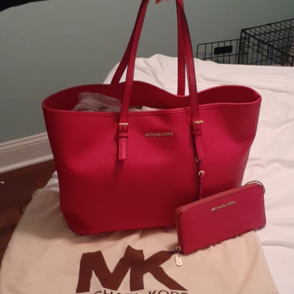Michael Kors large tote with matching wallet - Picture 2 of 4